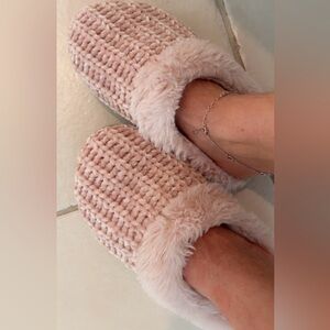 Pink fuzzy slippers feet foot gently worn used sz 6 ladies my favorite loved
